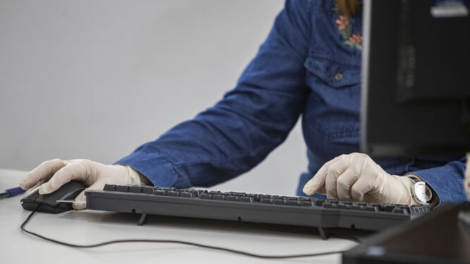 Una funcionaria delante de un equipo informático en Atención a la Ciudadanía, de archivo.