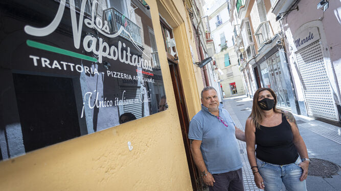 Marcelo Rotondo y Patrizia Soselo, junto a la pizzería que acaba de cerrar en Corneta Soto Guerrero.