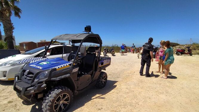 Agentes de la Policía Local atendiendo a usuarios de la playa de Camposoto, en una imagen tomada hace unas semanas.