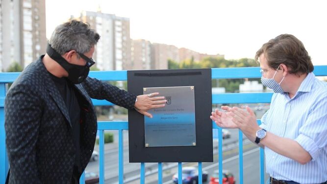 Alejandro Sanz y el alcalde de Madrid descubren la placa del 'Puente del corazón partío'.