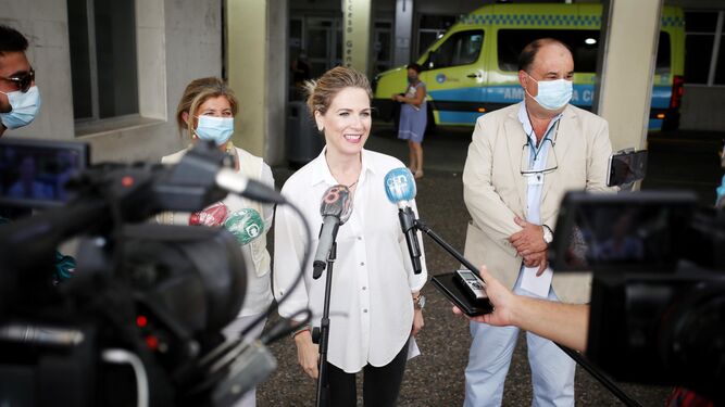 Ana Mestre, compareciendo ante los periodistas a la puerta del hospital, junto a Isabel Paredes y a Sebastián Quintero.