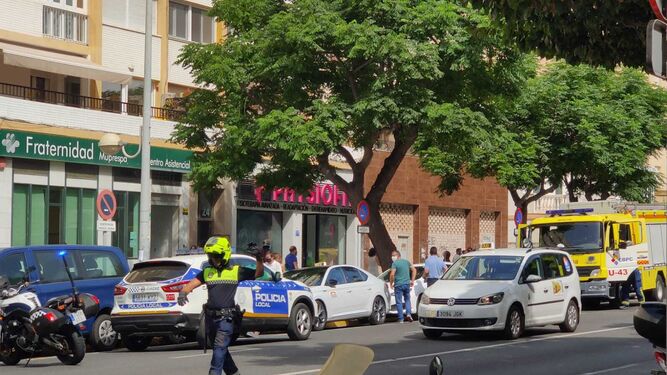 Policía Local y Bomberos intervinieron en este suceso en el 24 de la Avenida de Andalucía.
