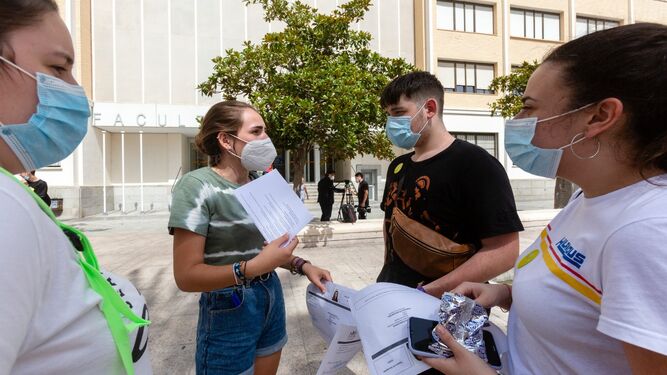 Un grupo de estudiantes conversa en la plaza de Fragela tras el examen de Historia de España.