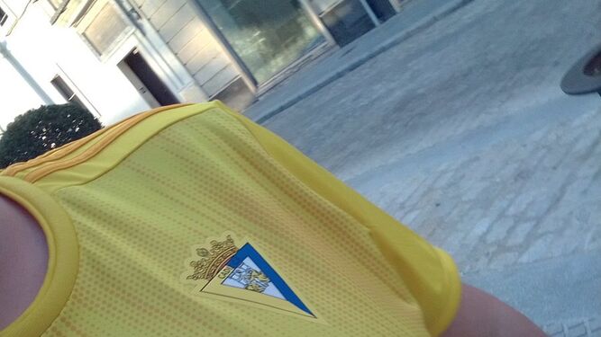 Aficionado en la calle con una camiseta del Cádiz