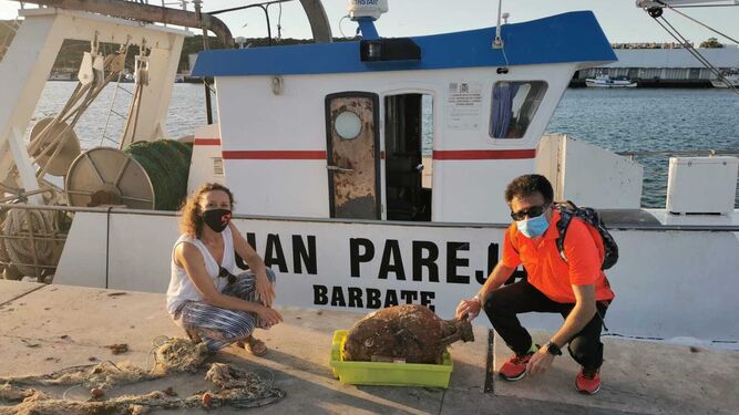 María Engracia Moreno y Antonio Aragón tras recibir el ánfora en el puerto.
