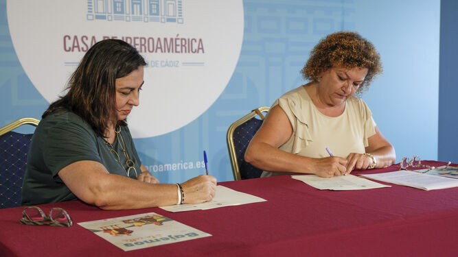 Momento de la firma del convenio entre el Ayuntamiento de Cádiz y la Zona Franca.