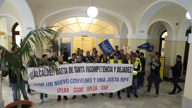 Imagen de febrero de este año, durante una sonora manifestación que llevó las protestas de los policías locales hasta el interior del Ayuntamiento.
