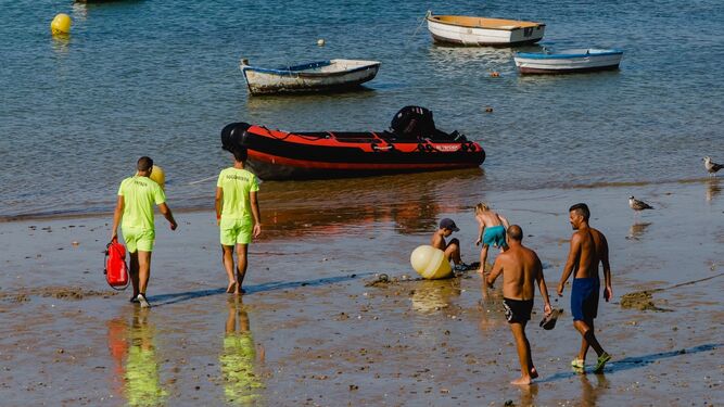 Socorristas en la playa de La Caleta.