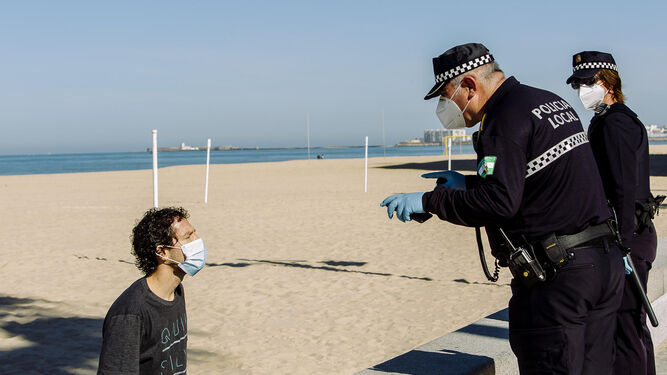 Imagen de archivo de dos agentes de la Policía Local, de servicio en la zona de la playa.