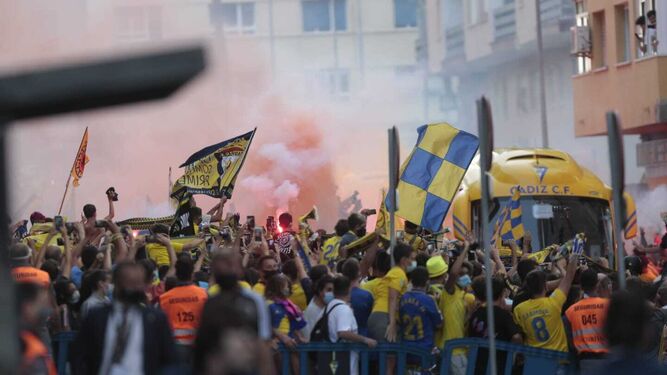 Cientos de aficionados reciben el autobús del Cádiz antes del partido contra el Fuenlabrada.