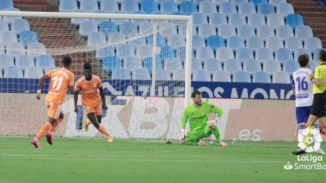 Ibra celebra el gol del Oviedo ante el Zaragoza.
