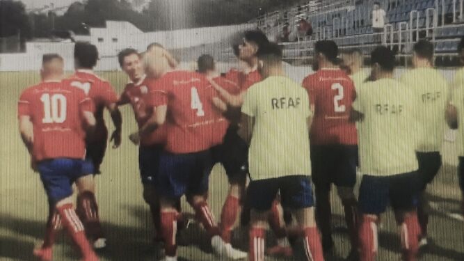 Los jugadores del Ubrique celebran el 0-1, obra de Paco.