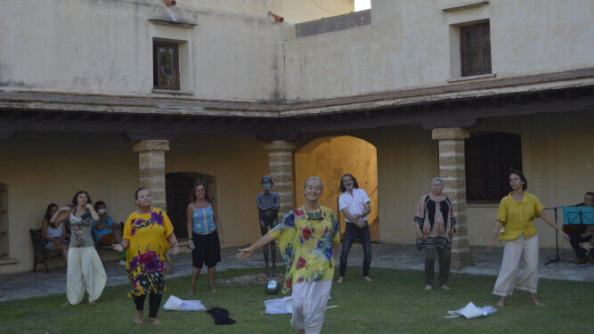 El grupo de danza 'Albacalí, de Carmen López, durante su actuación, en el acto de inauguración de la exposición.