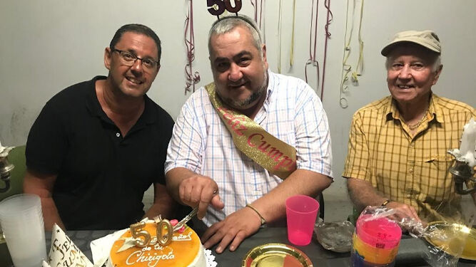 Juan Melero, Javier Farrujia y Curro Herrero, partiendo la tarta.