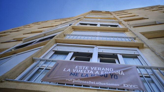 Un balcón de la avenida Amílcar Barca, en la capital, con un mensaje positivo de DYC.
