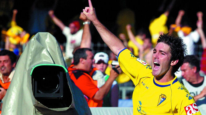 Abraham Paz celebra el segundo gol en Chapín, el del ascenso a Primera en 2005.