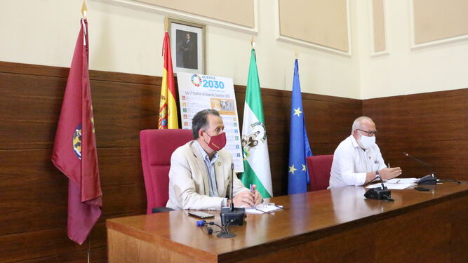 El alcalde y el coordinador del proyecto, durante el acto de presentación del mismo celebrado en el Salón de Plenos.