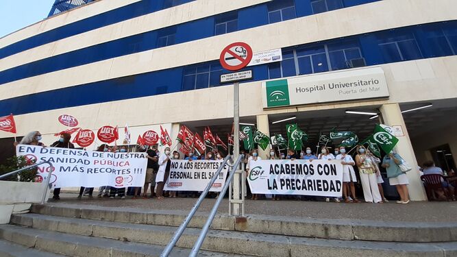 Representantes de CSIF, UGT y CCOO se manifiestan en el Hospital Puerta del Mar.