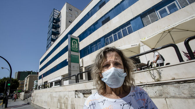 Regla Rodríguez, ante el Hospital Puerta del Mar, donde cuida a su hijo, en tratamiento contra la leucemia que padece.