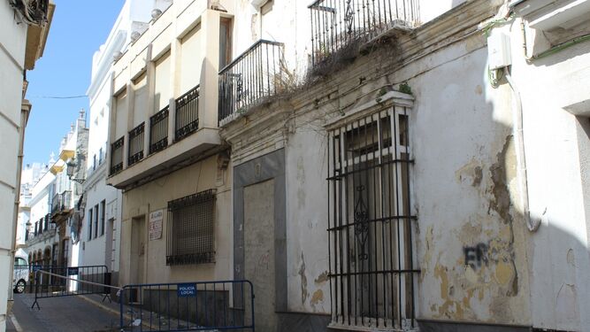 Uno de los edificios cuyo estado denuncian los populares en la calle Fierro.