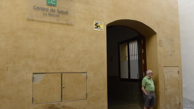 Un usuario en la entrada del Centro de Salud La Merced de Cádiz en una imagen de archivo.