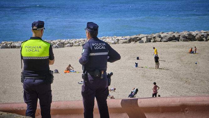 Dos policías locales vigilan Santa María del Mar en los primeros días de la desescalada.