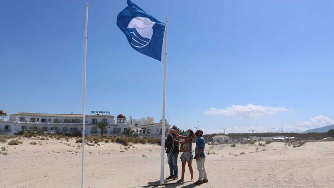 Los ediles de Playas y Medio Ambiente junto al presidente de la Entidad Local Autónoma izaron la bandera.