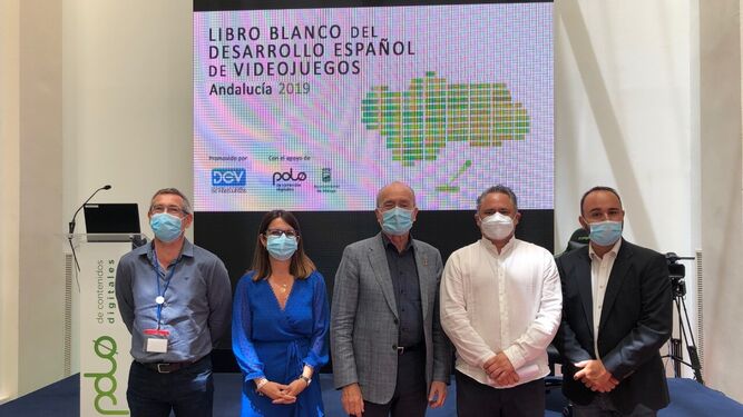Antonio Quirós, Susana Carillo, Francisco de la Torre, Curro Rueda y Mario Cortés en la presentación del Libro Blanco de DEV en el Polo Digital de Málaga.