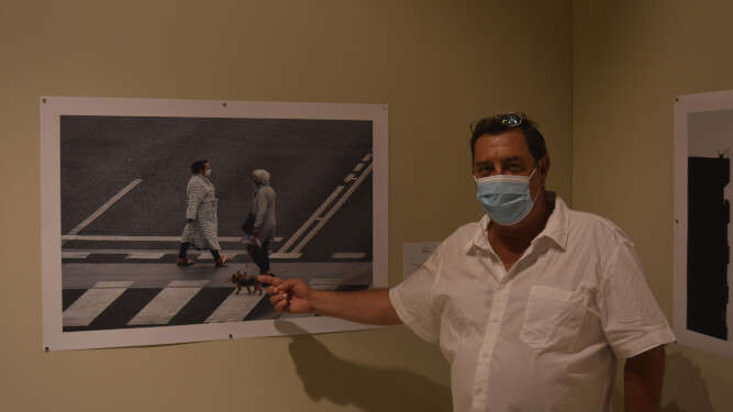 Eulogio García,  ante una  de sus fotos que integra la exposición.