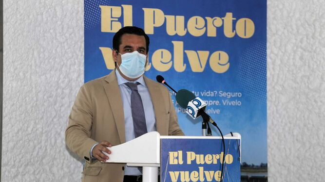 El concejal de Turismo, Curro Martínez, en la presentación de la campaña 'El Puerto vuelve'.