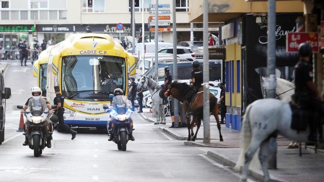 El autobús del Cádiz llega el lunes al estadio Carranza.