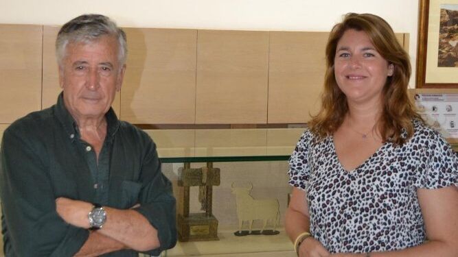 El pintor Juan Herrador con Carla Terry, responsabel de la Fundación Osborne.