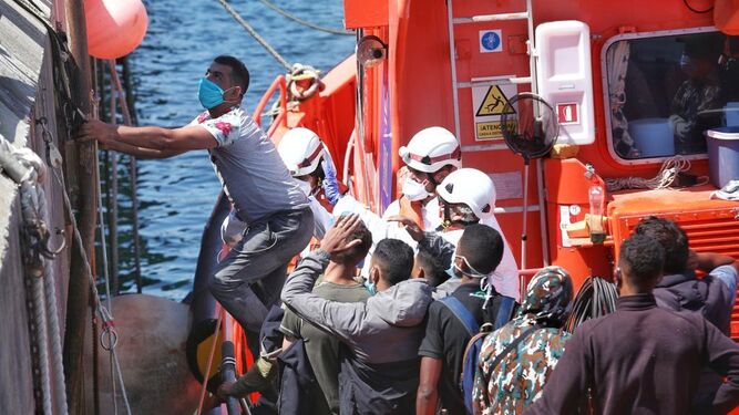 Salvamento Marítimo desembarca en Puerto América a los 18 inmigrantes que han llegado en patera hasta Cádiz.