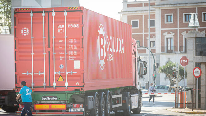 Un contenedor de Boluda, saliendo del puerto de Cádiz