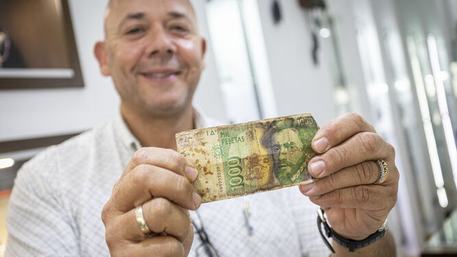 Ricardo Rodríguez con uno de los billetes de 1.000 que han llegado a su negocio.