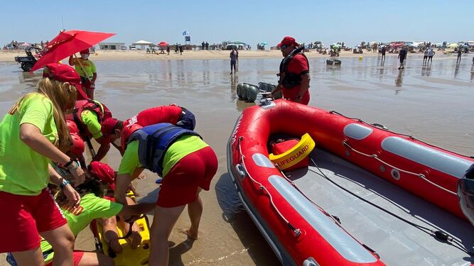 Simulacro de rescate en la playa de Camposoto.