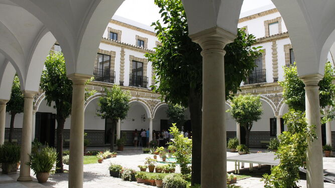 Las charlas de la academia se celebran este verano en el patio del instituto Santo Domingo.