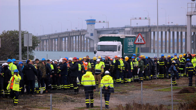 Trabajadores de Navantia Puerto Real en el acceso al Puente Carranza en su última protesta, en noviembre del año pasado.