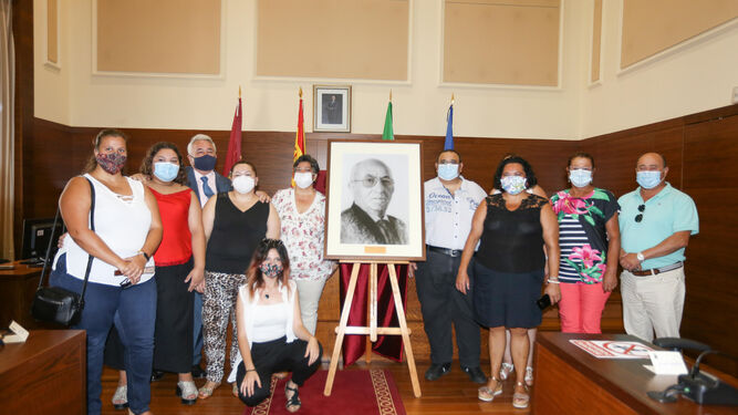 Foto de familia junto al retrato del empresario chiclanero.