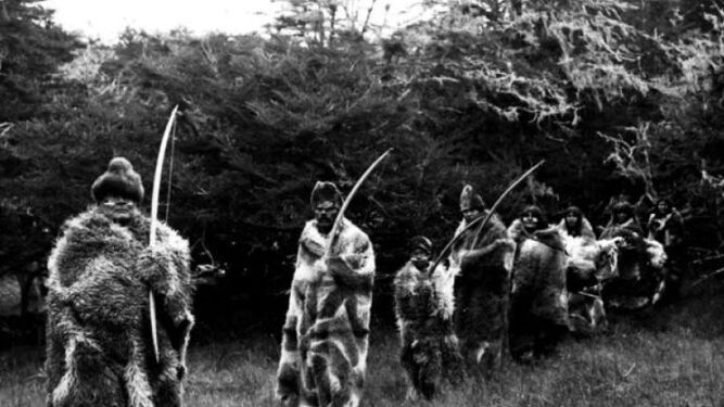 Un grupo de indios tehuelches, una de las tribus que habitan en la Patagonia, armados con sus arcos y protegidos del frío con pieles de animales.