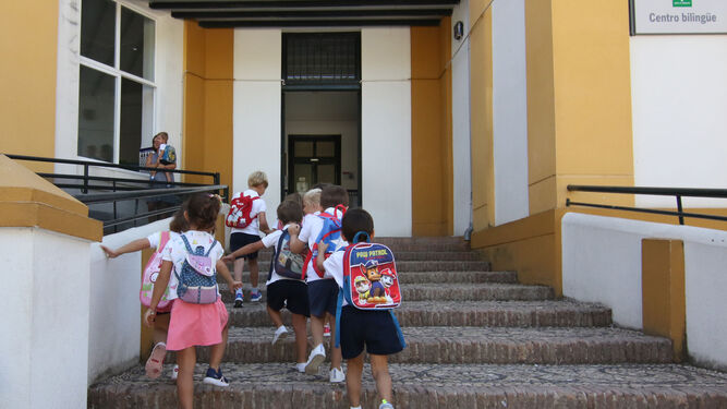 Unos alumnos entran en un colegio de Córdoba