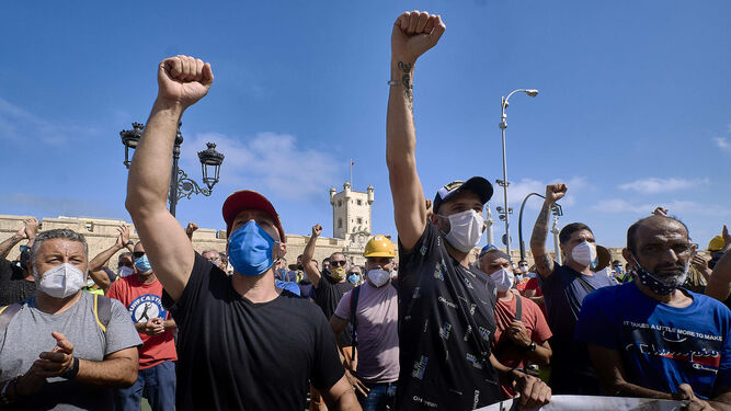 Los trabajadores de Navantia Puerto Real concentrados frente a la Subdelegaci&oacute;n del Gobierno.