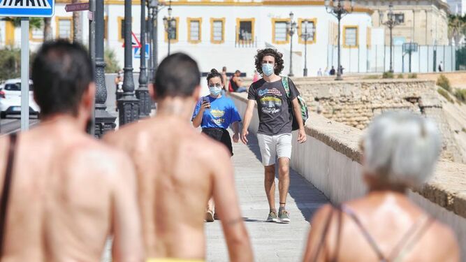 Varias personas pasean por Cádiz.