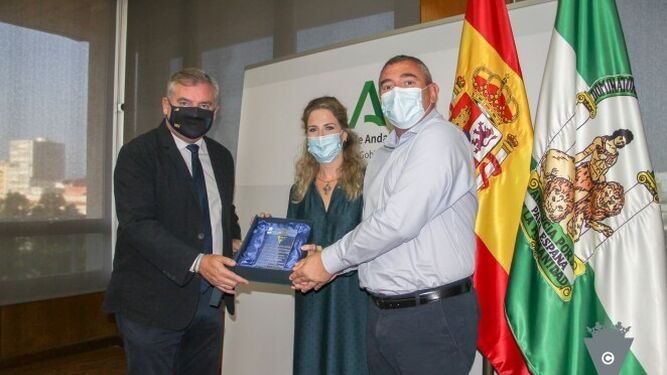 El presidente cadista entrega un presente a Ana Mestre y Miguel Andréu.