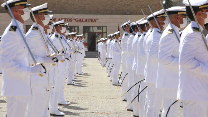 Entrega de despachos en la Escuela de Suboficiales de la Armada
