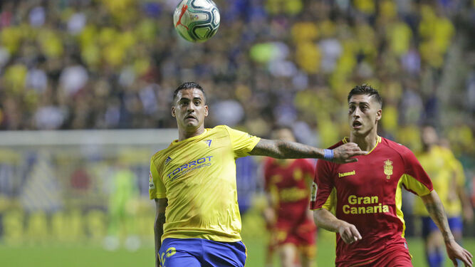 Nano Mesa (i), durante un partido del Cádiz.