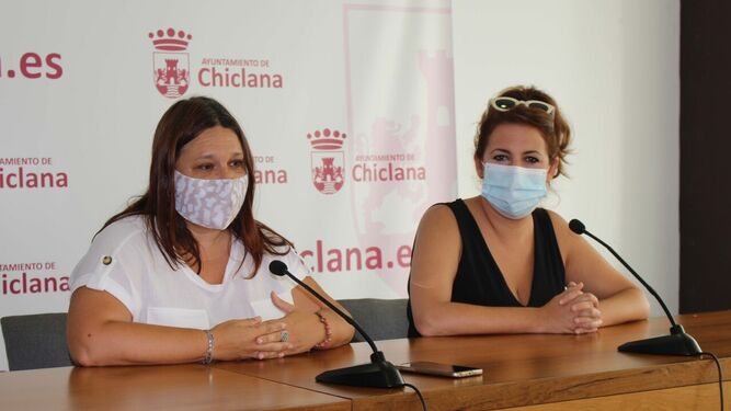 La edil Susana Rivas (izq.) y Susana Ginesta durante la rueda de prensa en el Ayuntamiento.