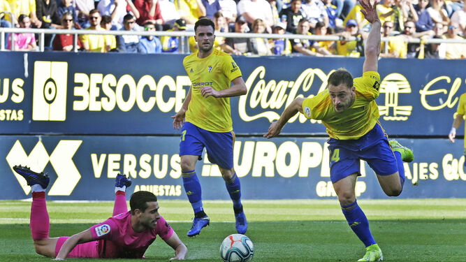 Malbasic intenta llegar al balón en un partido del Cádiz.