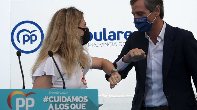 Ana Mestre y Antonio González Terol se saludan en el acto que el PP celebró este sábado en Cádiz.