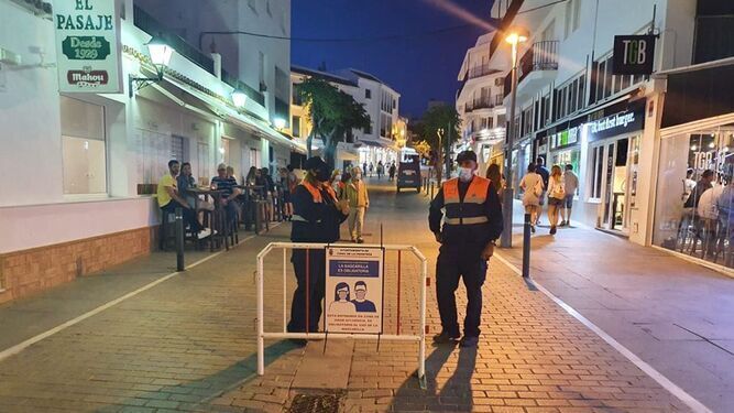Miembros de Protección Civil en controles en una calle de Conil.